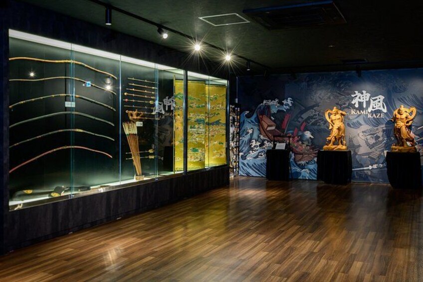 L’intérieur d’un musée, avec des vitrines, un plancher en bois et des œuvres d’art décoratives accrochées aux murs. 4