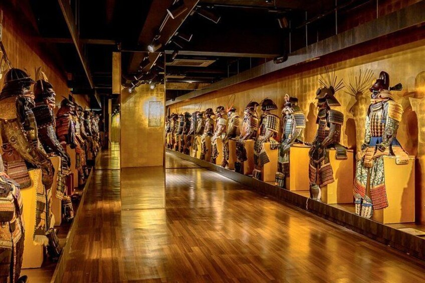 Una exposición de museo con filas de armaduras de samurái. 4