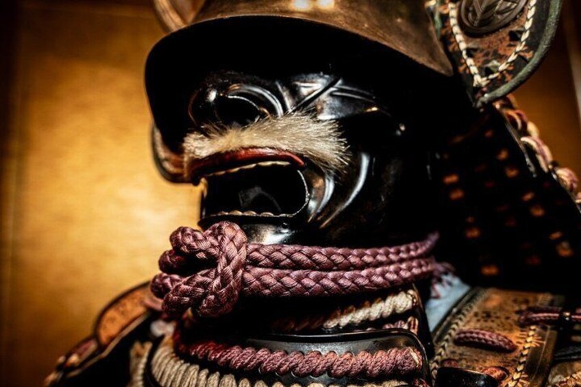 En samuraihjelm med en pelsforet ansigtsmaske og en snor om halsen. 4