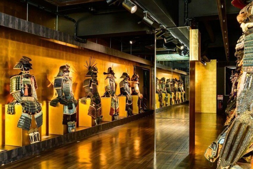 En museumsudstilling med en række samurais kostumer. 3