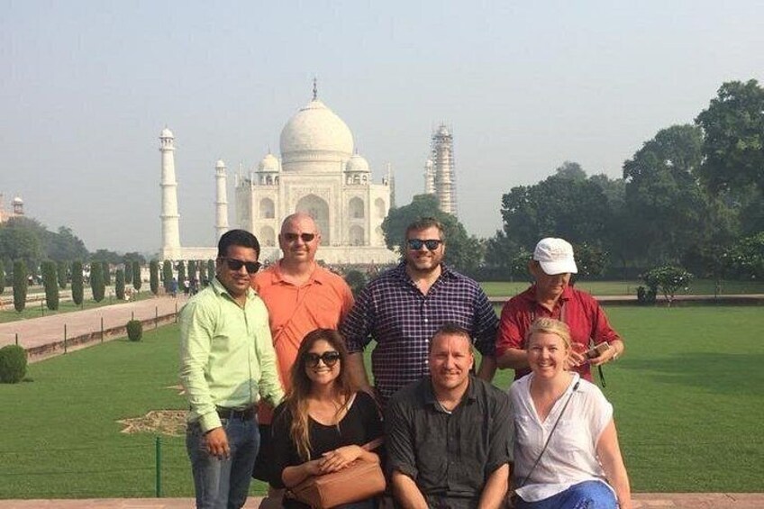 Un grupo de personas frente al Taj Mahal. 2
