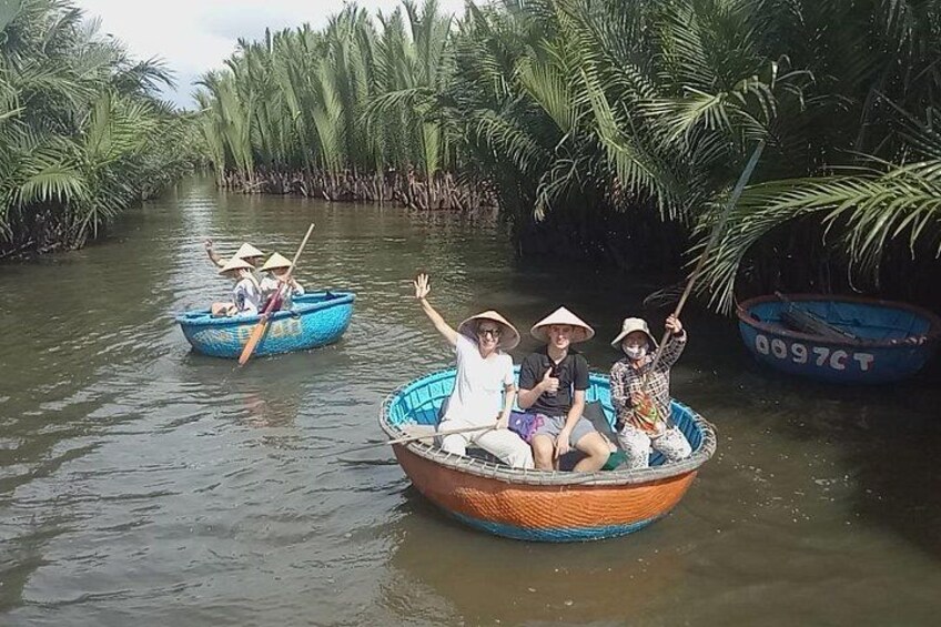Fun ride on the round basket boat 4