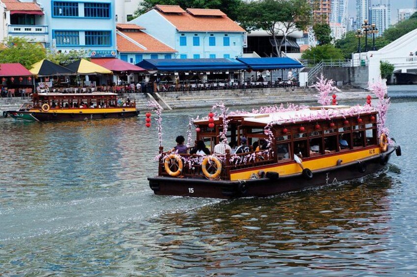 Enjoy a relaxing ride on a bumboat along the Singapore River 1