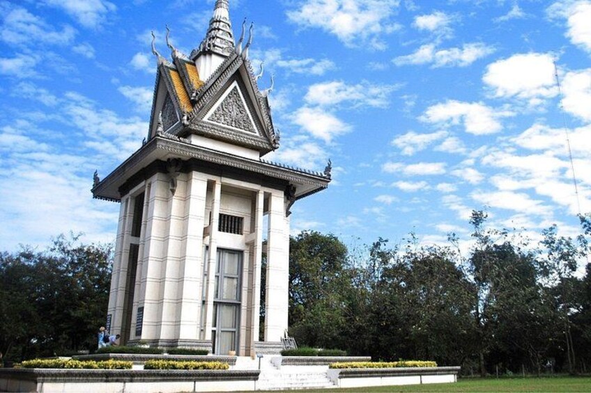 Un temple traditionnel, doté d’un toit en forme de flèche et de sculptures complexes, entouré d’un jardin bien entretenu. 1