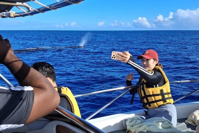 Una persona tomando una foto con un teléfono inteligente en un barco. 2