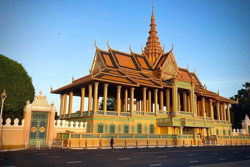 Un templo tailandés tradicional con arquitectura ornamentada, una gran torre central y una valla de mantenimiento impecable alrededor. 3