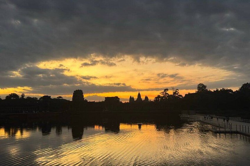 Angkor Wat Sunrise & 3 Main Temples – Small Group 2