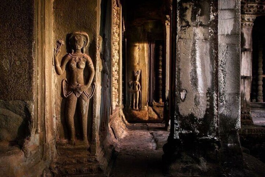 Un temple antique orné de statues de pierre et de sculptures complexes. 3