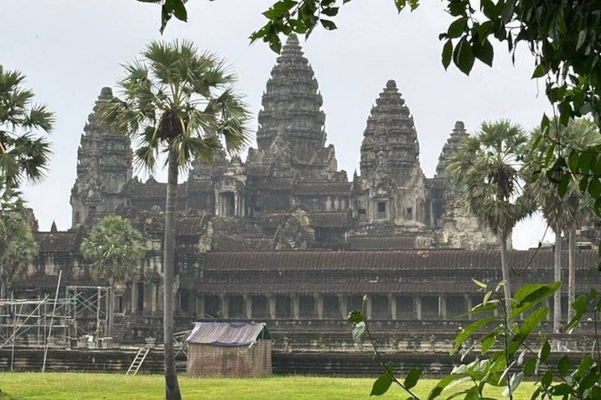 Angkor Wat Sunrise & 3 Main Temples – Small Group 5