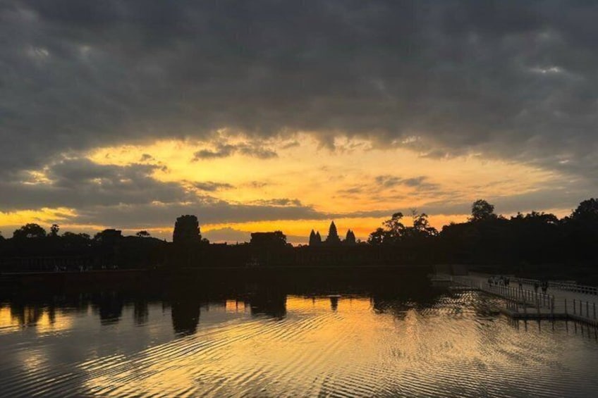 Angkor Wat Sunrise & 3 Main Temples with Breakfast – Small Group 4
