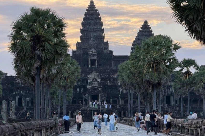 Angkor Wat Sunrise & 3 Main Temples with Breakfast – Small Group 2