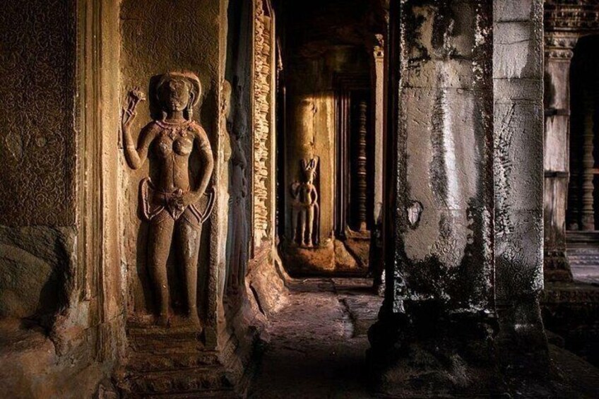 explore the hidden carving inside the Angkor Wat 3