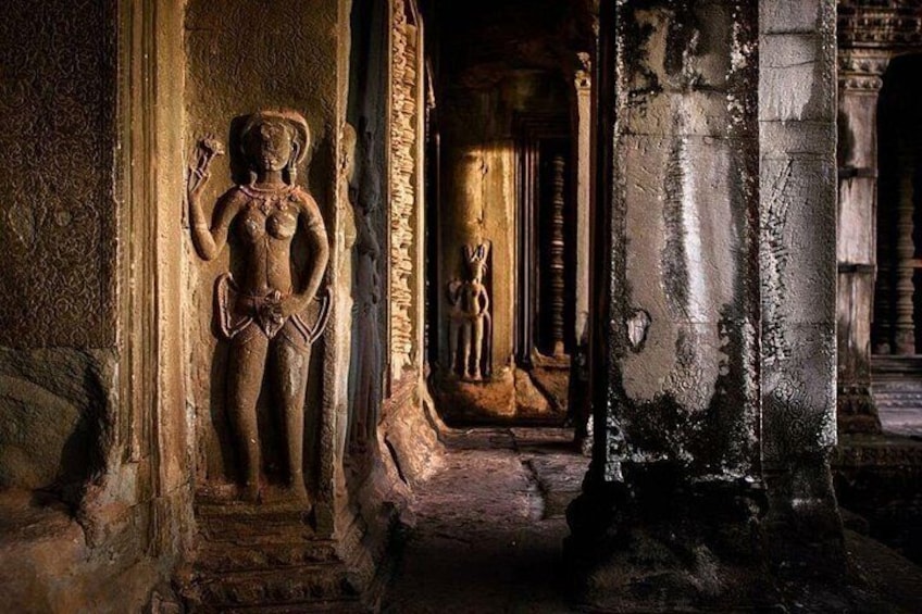 Un temple antique orné de statues en pierre et de sculptures complexes. 2
