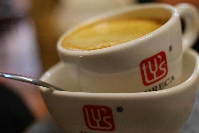 Dos tazas de café con una cuchara, ambas con la marca 'LYS' y 'ORECA'. 2