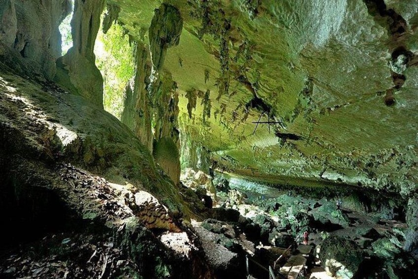 L'intérieur d'une grotte, avec des stalactites et des stalagmites. 4
