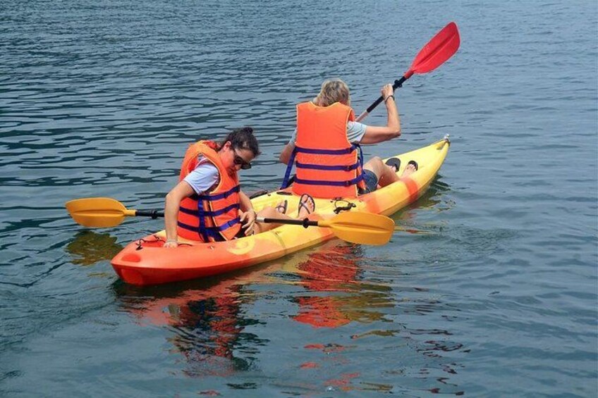 Halong bay kayaking 1