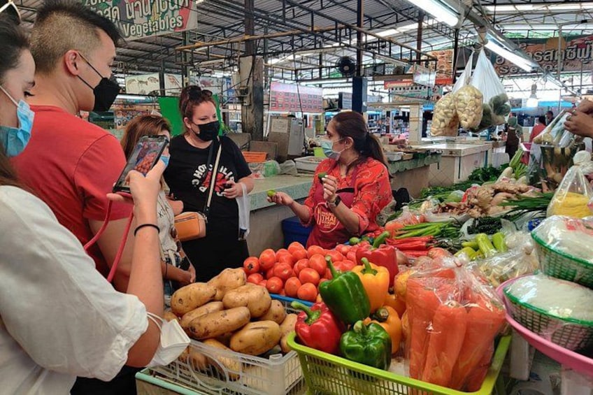 Market Tour with fruit tasting and ingredients shopping 5
