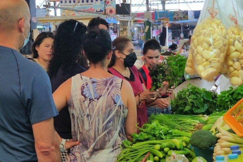 Market Tour with fruit tasting and ingredients shopping 4