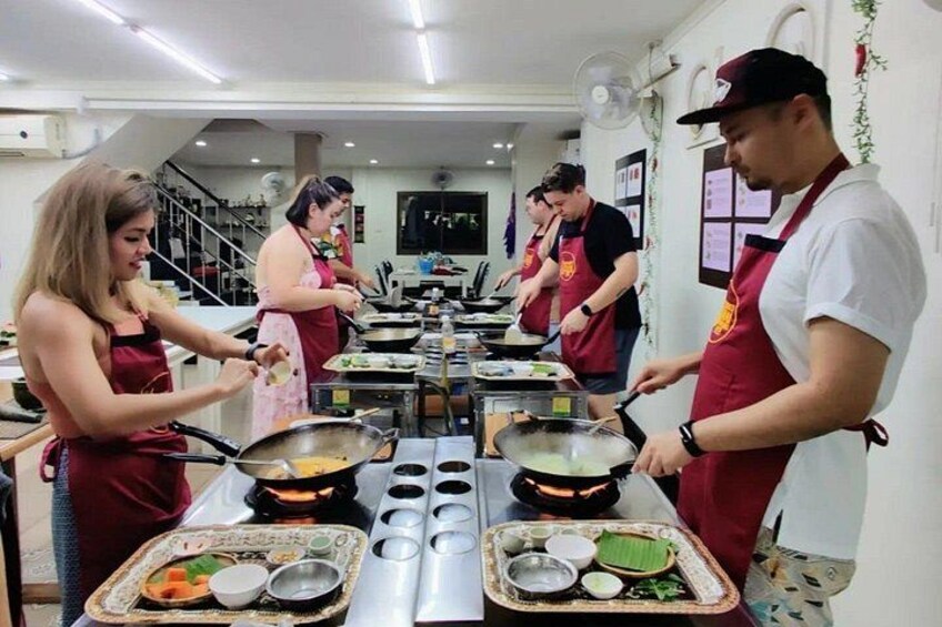 Learn how to cook authentic thai food from the best! 2