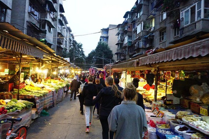 Un mercado callejero concurrido donde vendedores ofrecen frutas y verduras. 3