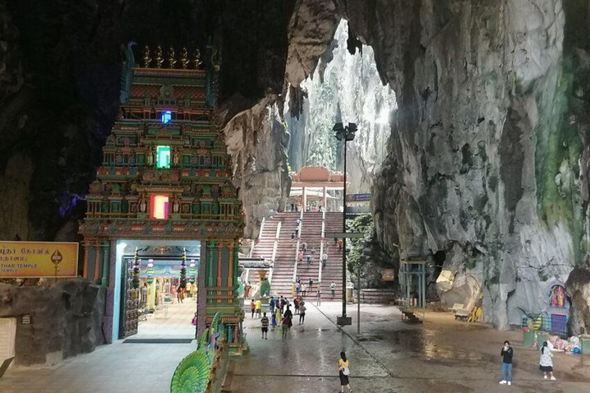Ein Höhlentempel mit einer Treppe, die zu einer höheren Ebene führt. 1