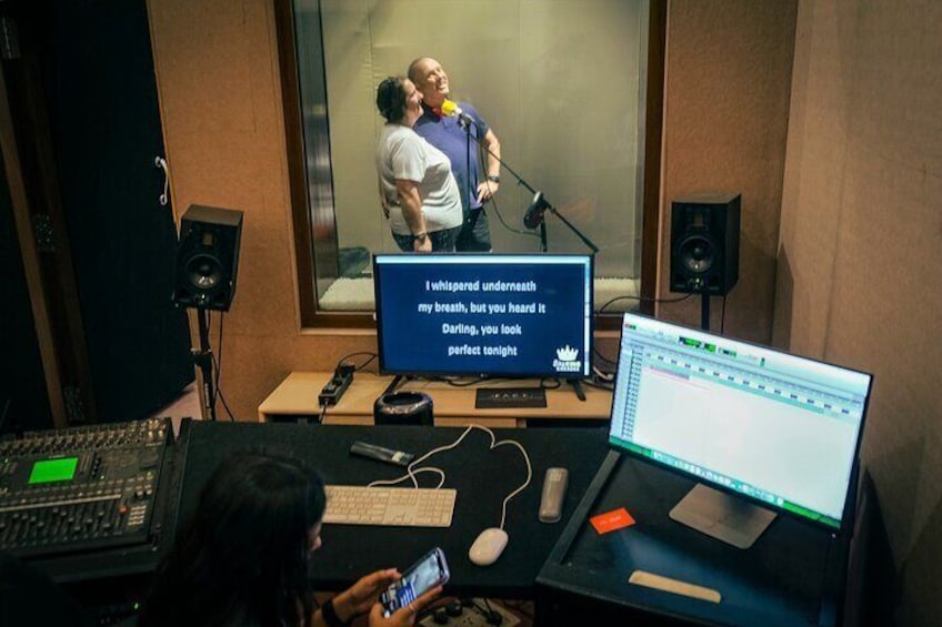 Un studio de musique équipé d’un ordinateur, d’un clavier et d’enceintes. 1