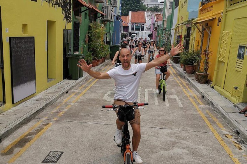 Un cycliste sur une rue étroite, bordée de bâtiments des deux côtés. 2