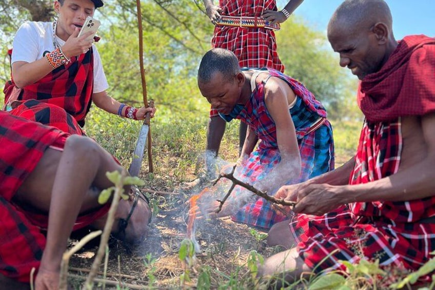 Menschen in traditioneller Kleidung am Lagerfeuer. 2