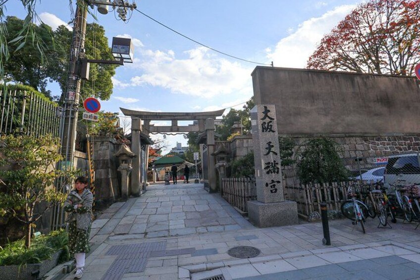 Osaka Castle & Local Neighborhoods 5h Bike Tour with Lunch 5