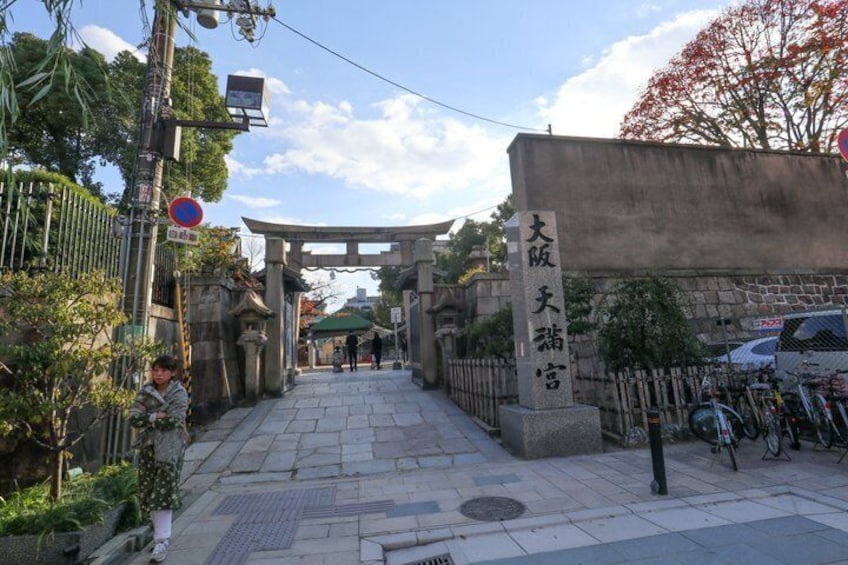 Osaka Castle & Local Neighborhoods 5h Bike Tour with Lunch 5