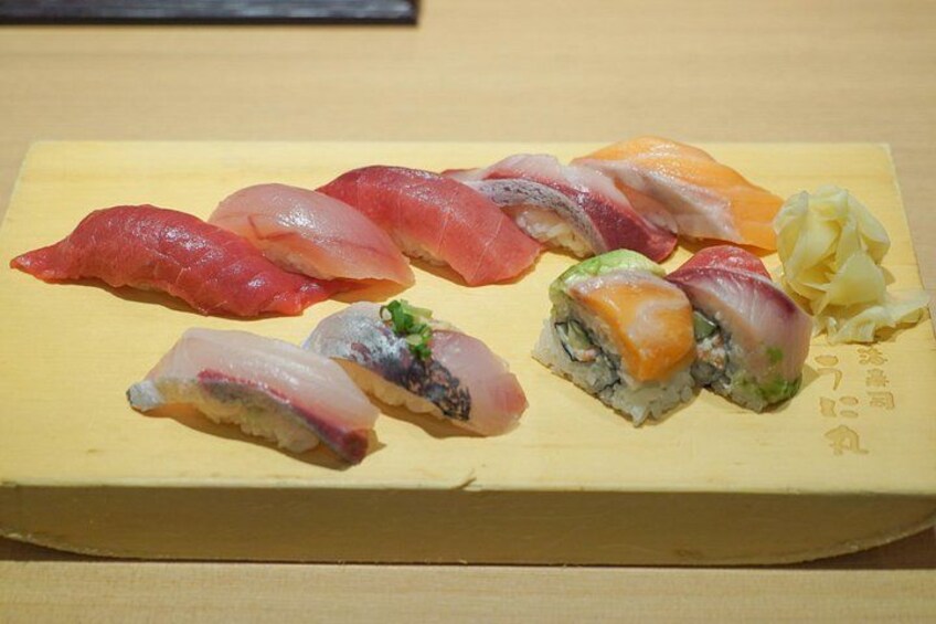 Une variété de sushis présentés sur un plateau en bois. 3