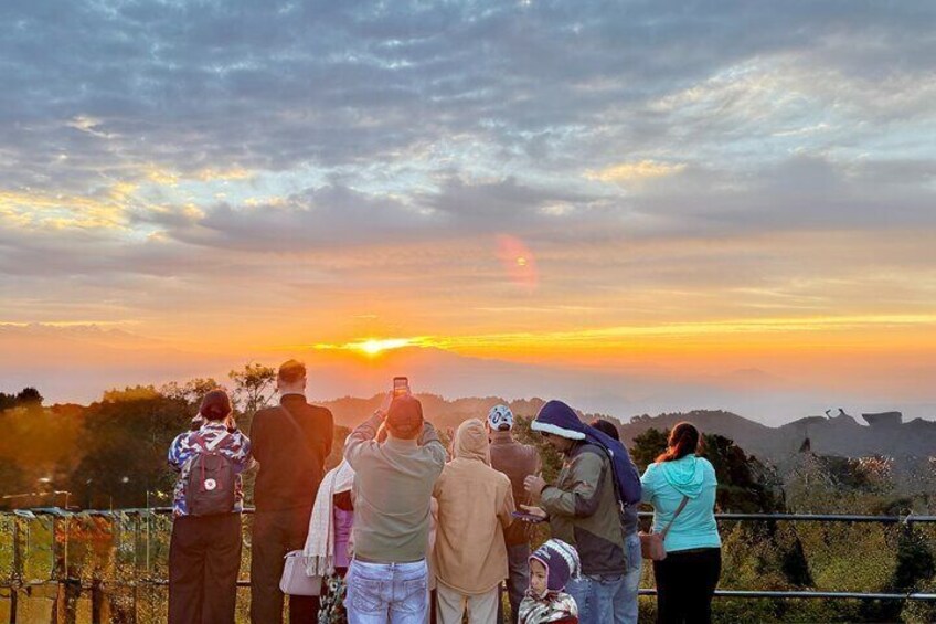 Un grupo de personas fotografiando al atardecer. 1