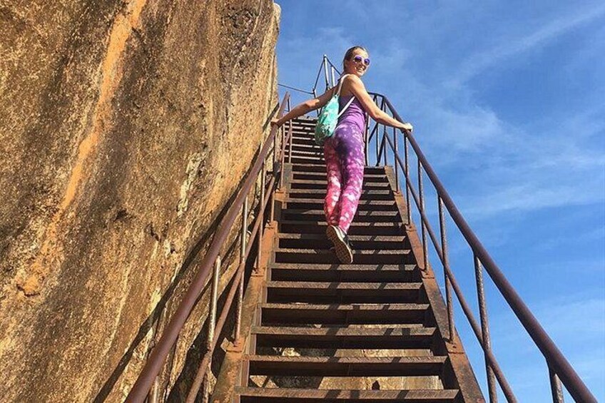 Une personne qui escalade un escalier métallique fixé à une falaise rocheuse. 4
