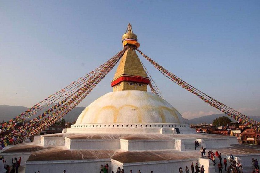 Un'imponente stupa bianca con guglia dorata, circondata da vivaci preghiere tibetane. 4