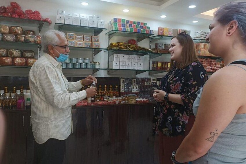 Private Customized Delhi Shopping Tour with Female Consultant 2