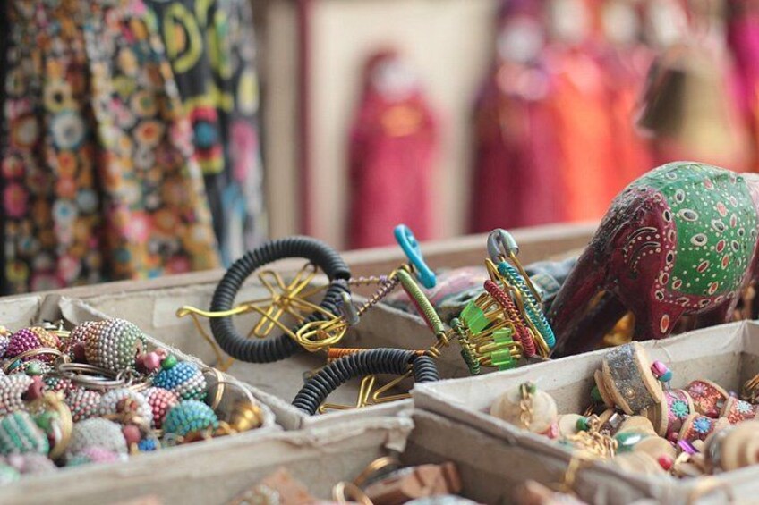 Diverse kleurrijke kralen en sieraden, uitgestald in open doosjes. 3