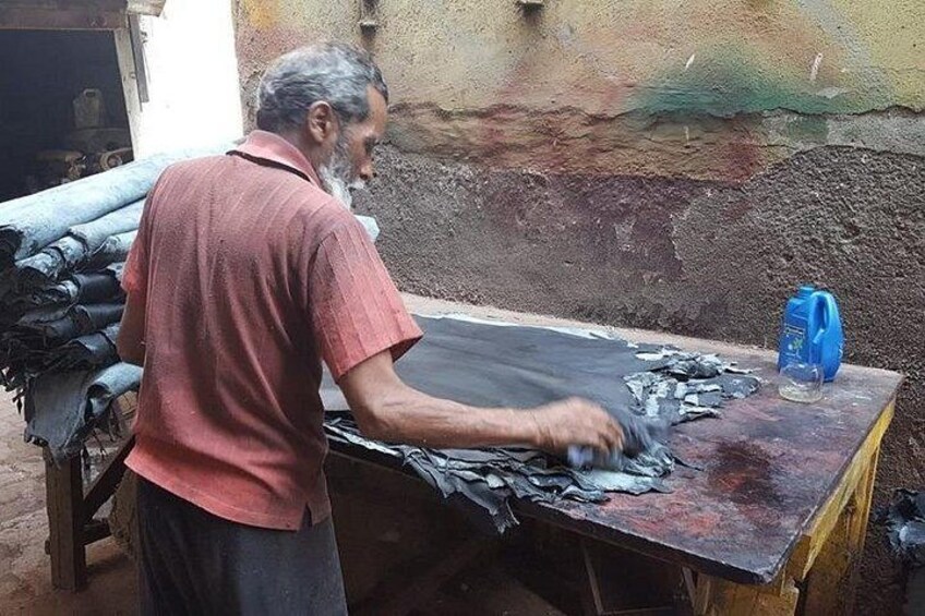 Dhobi Ghat Open Air Laundry & Dharavi Slum Tour with Local Train 3