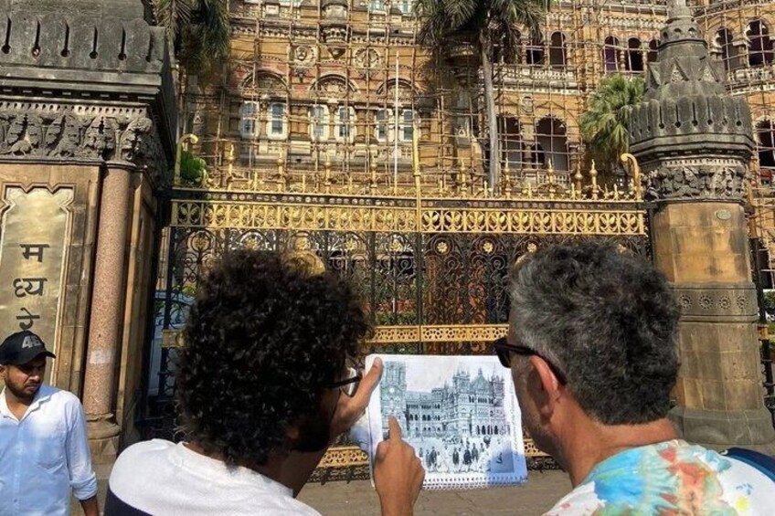 Un edificio histórico con arquitectura ornamentada y una puerta dorada. 3