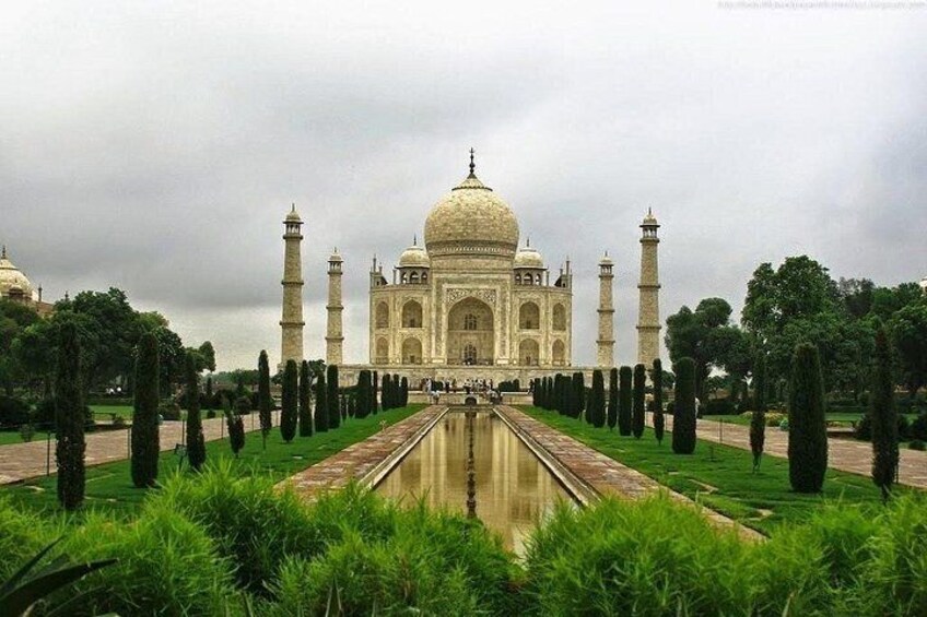 The Taj Mahal with a central reflection pool, four minarets, and symmetrical gardens. 4
