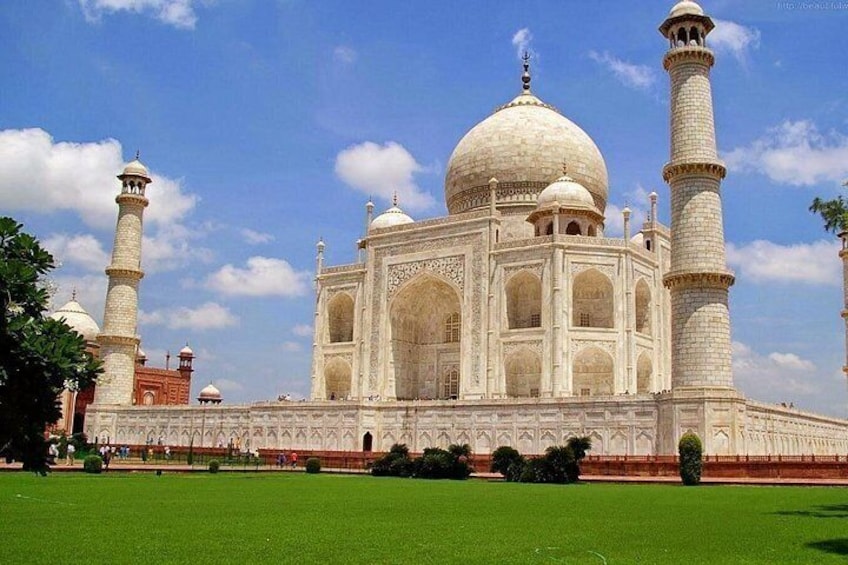 The Taj Mahal with its four minarets, large central dome, and surrounding gardens. 5