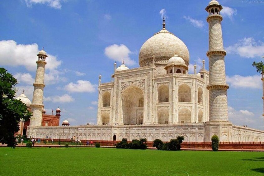 The Taj Mahal with its four minarets and large central dome. 2