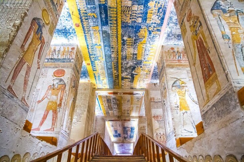 En trappa med väggmålningar och hieroglyfer från det antika Egypten. 2