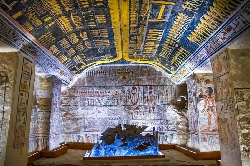 En forntida egyptisk gravkammare med hieroglyfer och en sarkofag. 2