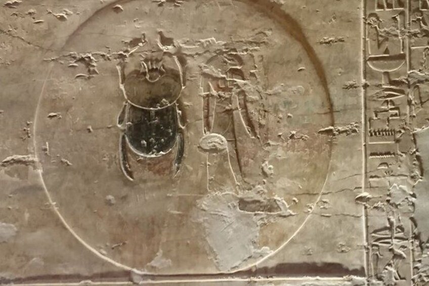 Una escultura de piedra desgastada con un motivo circular, posiblemente de importancia histórica. 5