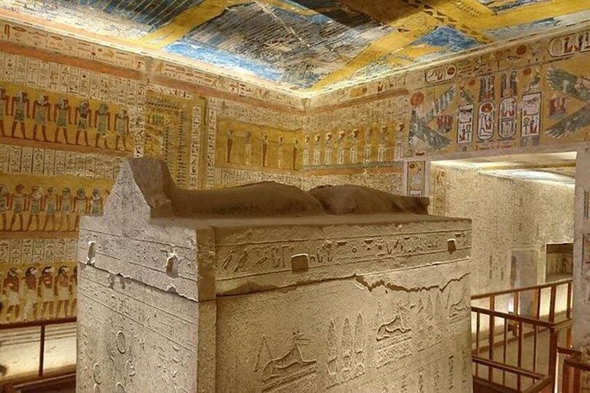 En forntida egyptisk gravkammare med hieroglyfer och en sarkofag. 3