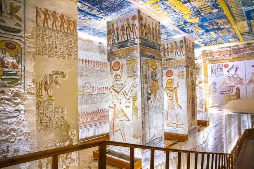 Pinturas murales egipcias antiguas con jeroglíficos y figuras. 3