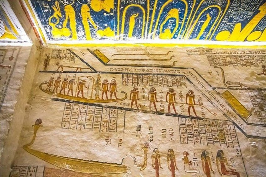 En forntida egyptisk vägg med hieroglyfer och en avbildning av en båt med figurer. 5