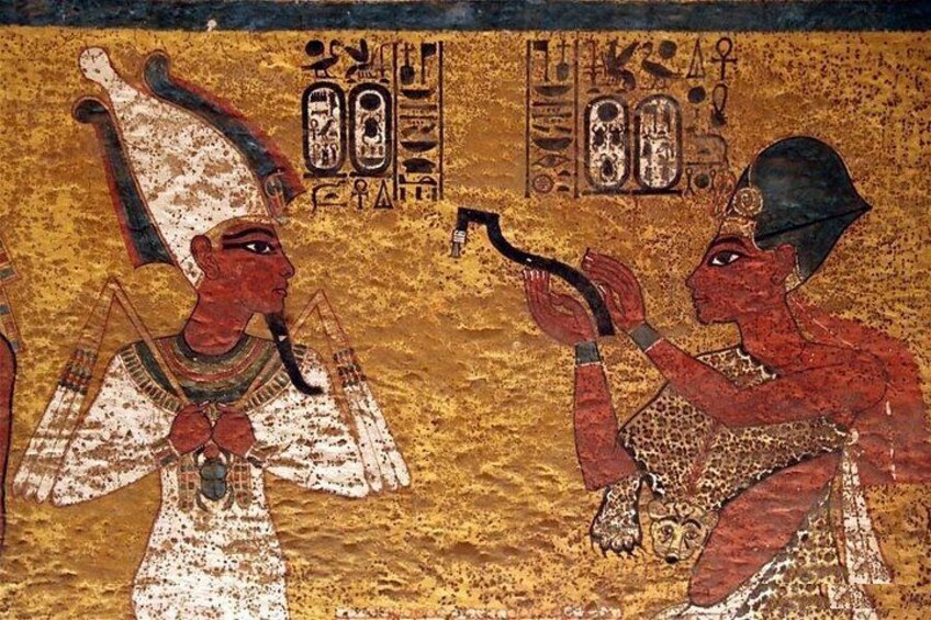 Une fresque représentant deux personnages, des hiéroglyphes et un cobra. 4