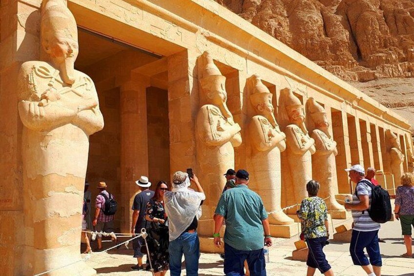 Une rangée de statues de l’Égypte ancienne dans un couloir. 2