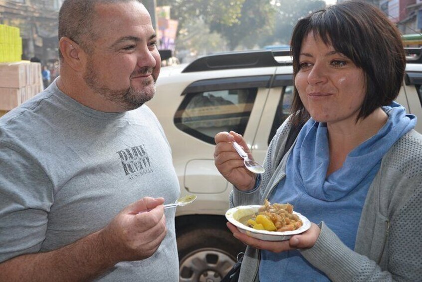 Half-Day Rickshaw Tour in Old Delhi with Street Food Tasting